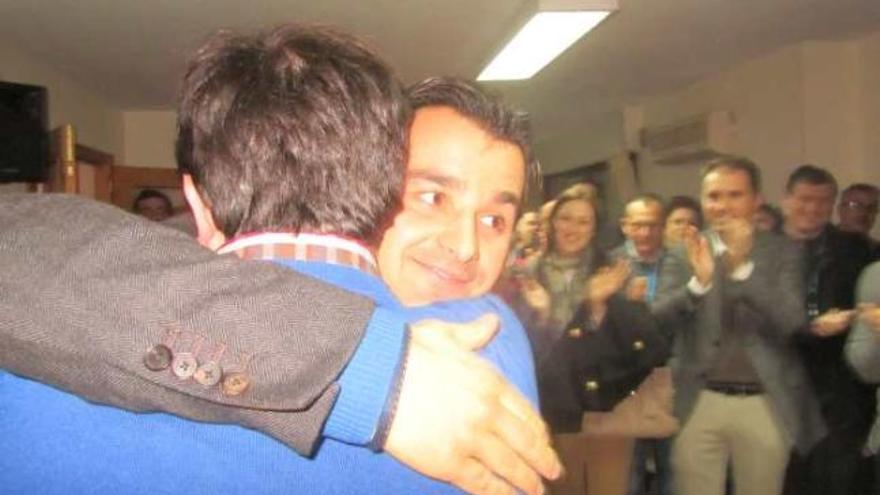 Dolón arrasa en las primeras votaciones a la presidencia de la historia local del PP