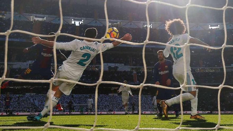 El madridista Carvajal para el balón dentro del área con la mano.