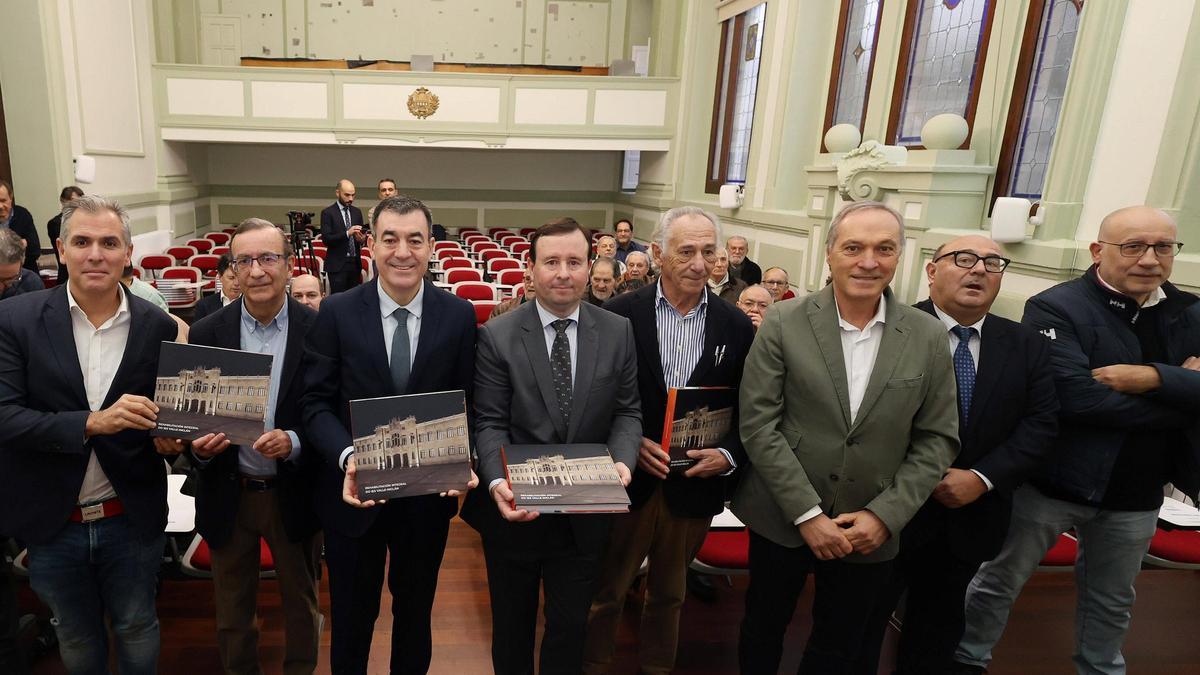 Responsables de la obra y autoridades, ayer en el paraninfo del IES Valle Inclán.