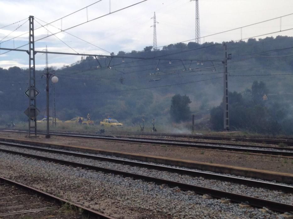 Un incendi forestal crema a tocar de l'estació de tren de Llançà