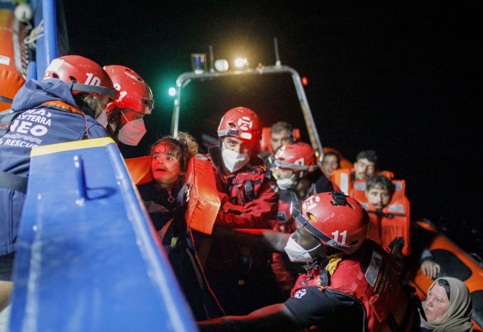 La tripulació de l’Aita Mari ajuda els migrants a passar de la llanxa ràpida al vaixell.