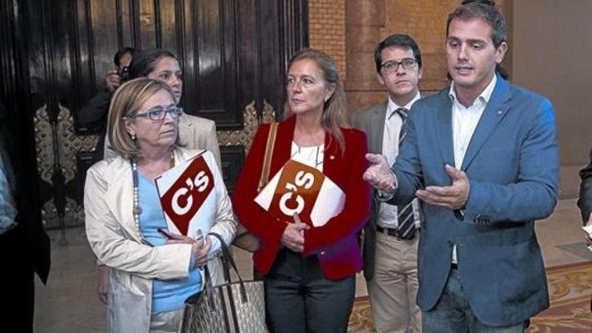 Albert Rivera con otros diputados de C's, el pasado 10 de octubre tras abandonar el hemiciclo por divergencias con la presidenta Núria de Gispert.