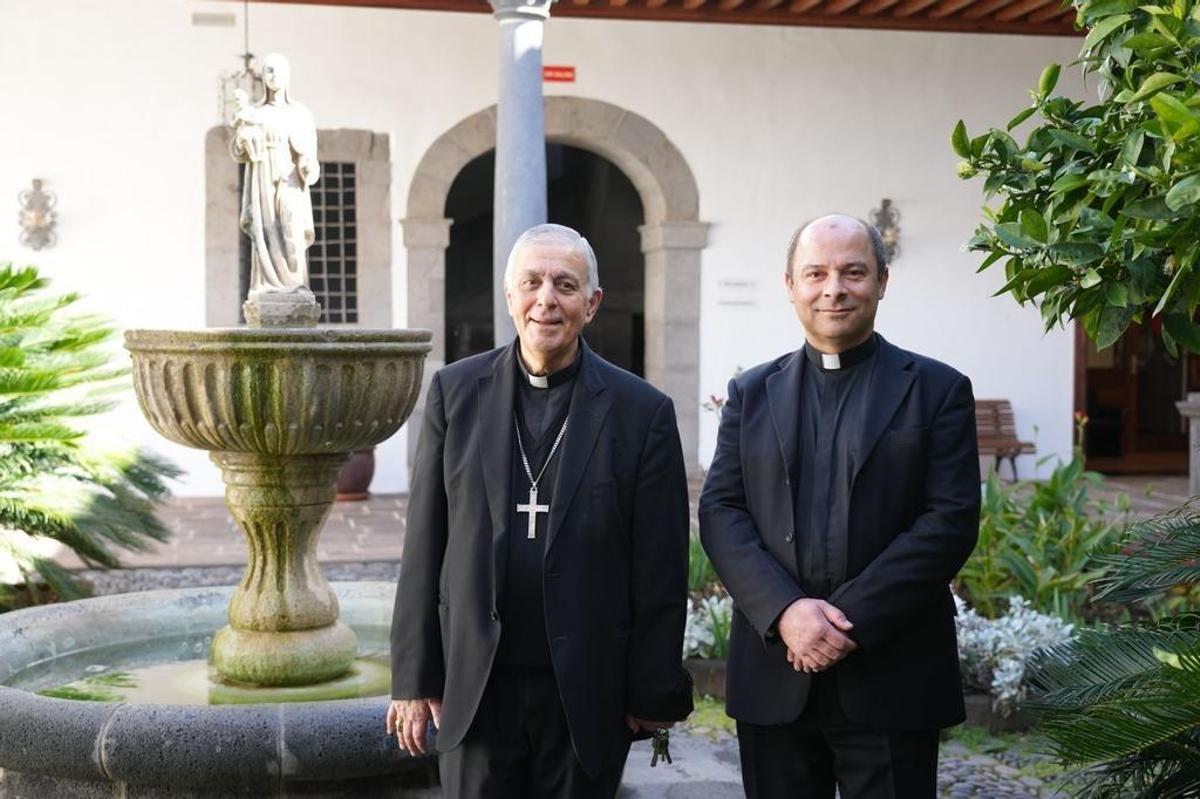 El anterior obispo de la provincia tinerfeña, Bernardo Álvarez, junto a su sustituto, Eloy Alberto Santiago.