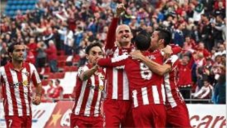 Fernando Soriano celebra un gol amb els seus companys.