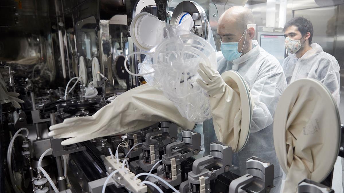 Trabajadores de la farmacéutica catalana Reig Jofre, en las instalaciones de la empresa en Sant Joan Despí, el 15 de diciembre de 2020