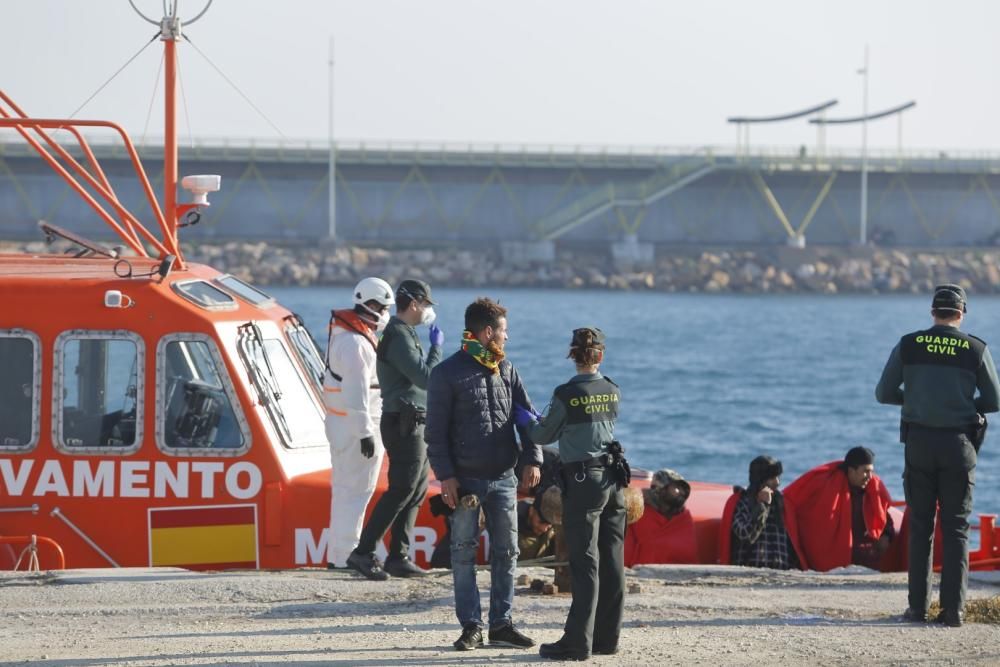 Guardia Civil, Cruz Roja y Salvamento Marítimo han puesto en marcha el protocolo para recepcionar a 24 personas rescatadas en el mar y que ocupaban una patera. 20 hombres y cuatro mujeres