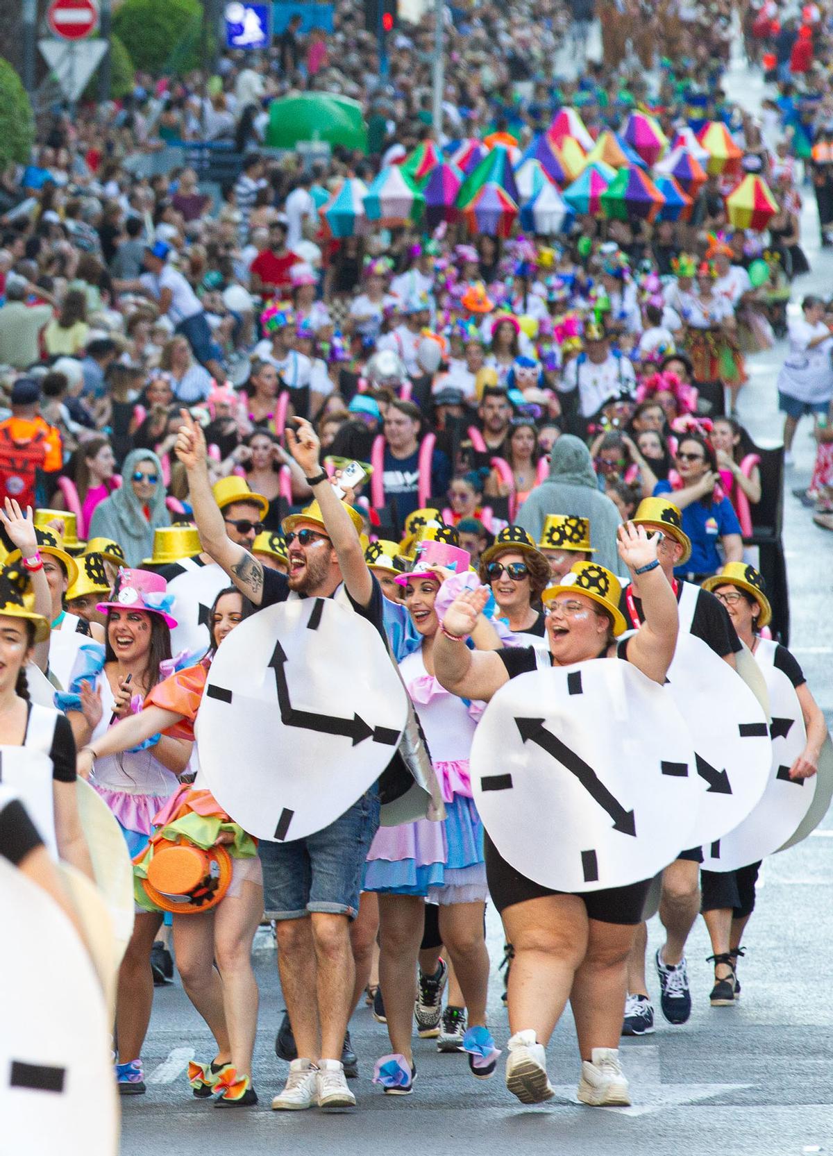 HOGUERAS 2022 | Desfile del Ninot en las calles de Alicante