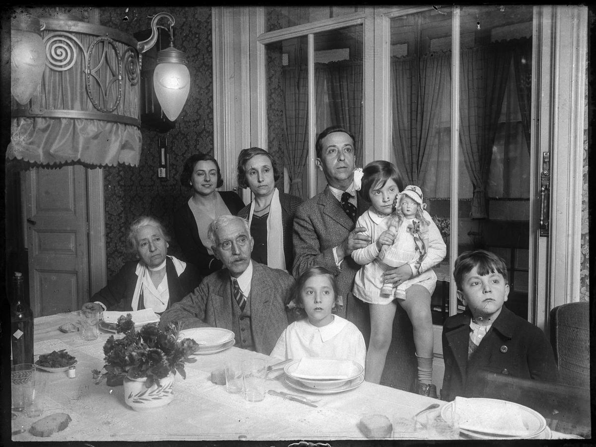 Joan Andreu Puig Farran, El líder independentista y futuro primer presidente de la Generalitat de Cataluña, Francesc Macià, con su familia, Barcelona, febrero de 1931. Archivo Fotográfico de Barcelona / Archivo Familia Puig Farran. © Arxiu Família Puig Farran. Plata en gelatina a partir de negativo de vidrio