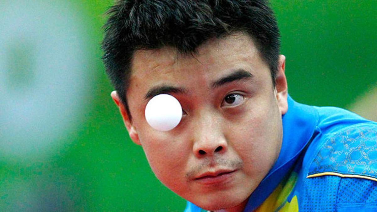 El xinès Wang Hao no perd de vista la pilota durant el partit de ping-pong disputat de visita contra el rus Kirill Skachkov.