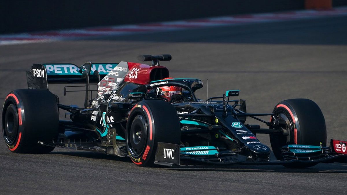 Russell se ha estrenado como piloto Mercedes en Yas Marina, con los nuevos Pirelli de 18 pulgadas