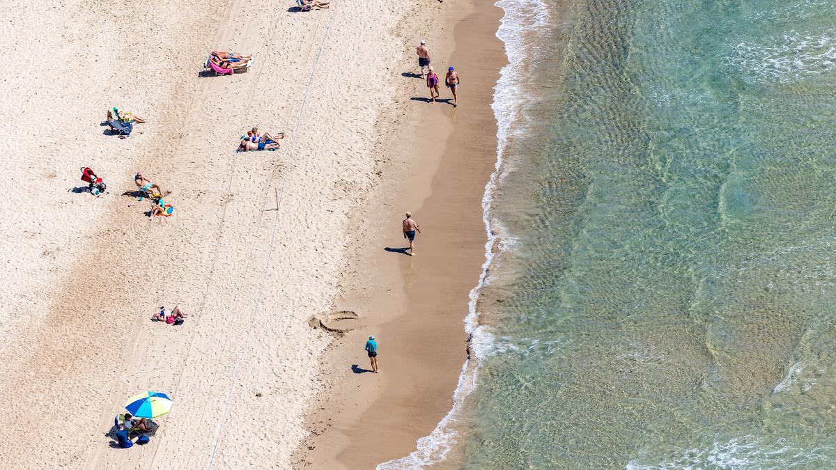 Agua cristalina en playa de Poniente de Benidorm este jueves.