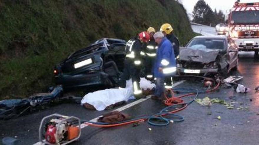 Tres miembros de una familia fallecen en un accidente de tráfico en Arzúa