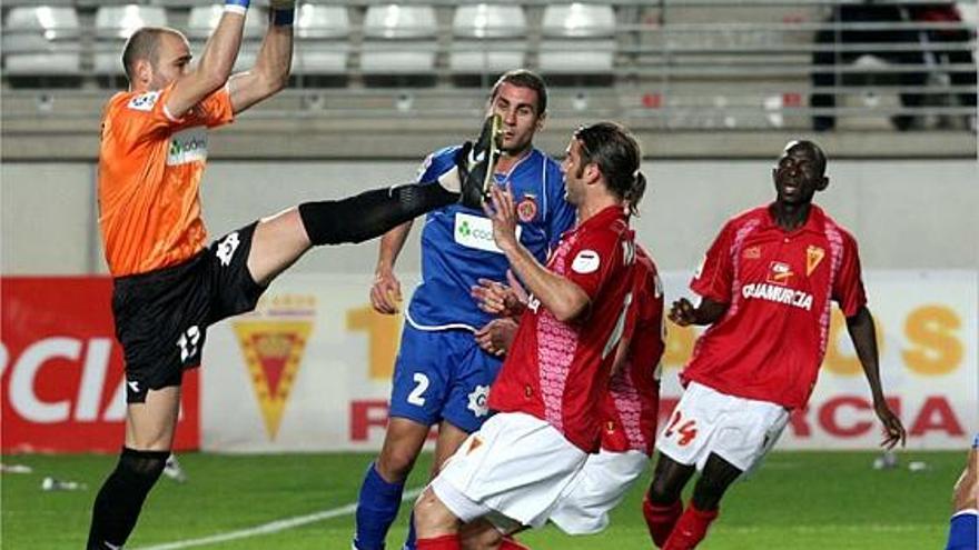 El Girona, en la imatge Ivan Gómez i Jose lluitant amb Ivan Alonso, vol mantenir-se allunyats de la barrera que marca el descens a Segona B.