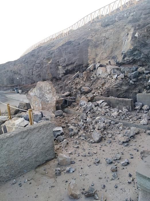 Cae una ladera junto a la playa del Agujero, en Gáldar