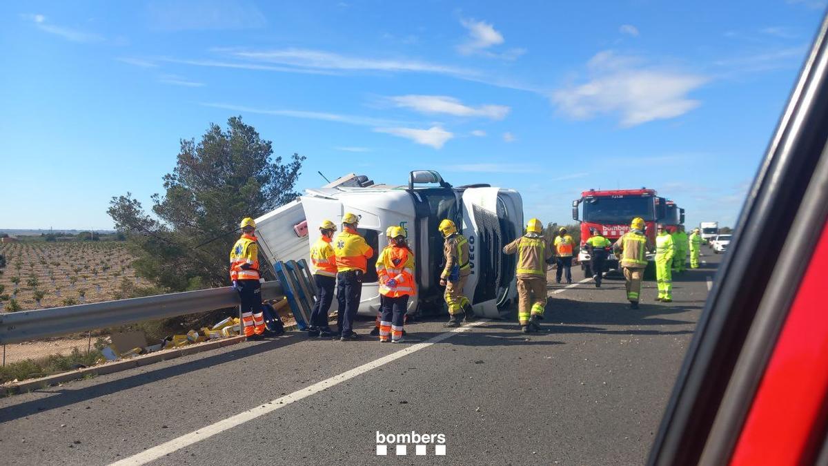 El camión accidentado este lunes en la AP-7, en una imagen de los Bombers.