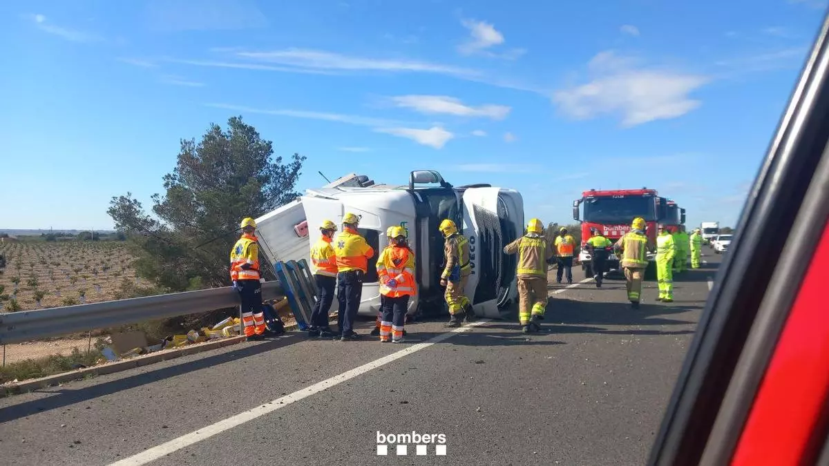 Un camión accidentado en Camarles corta un carril de la AP-7 en sentido Tarragona