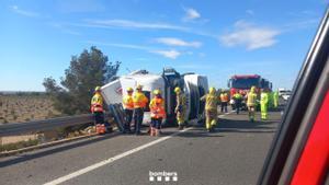 El camión accidentado este lunes en la AP-7, en una imagen de los Bombers.