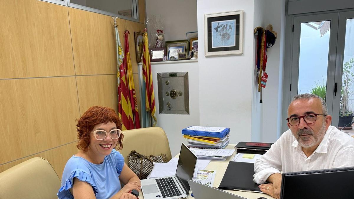 La diputada del PSPV-PSOE Romina del Rey y el secretario del PSPV-PSOE en la Safor, Voro Femenía.