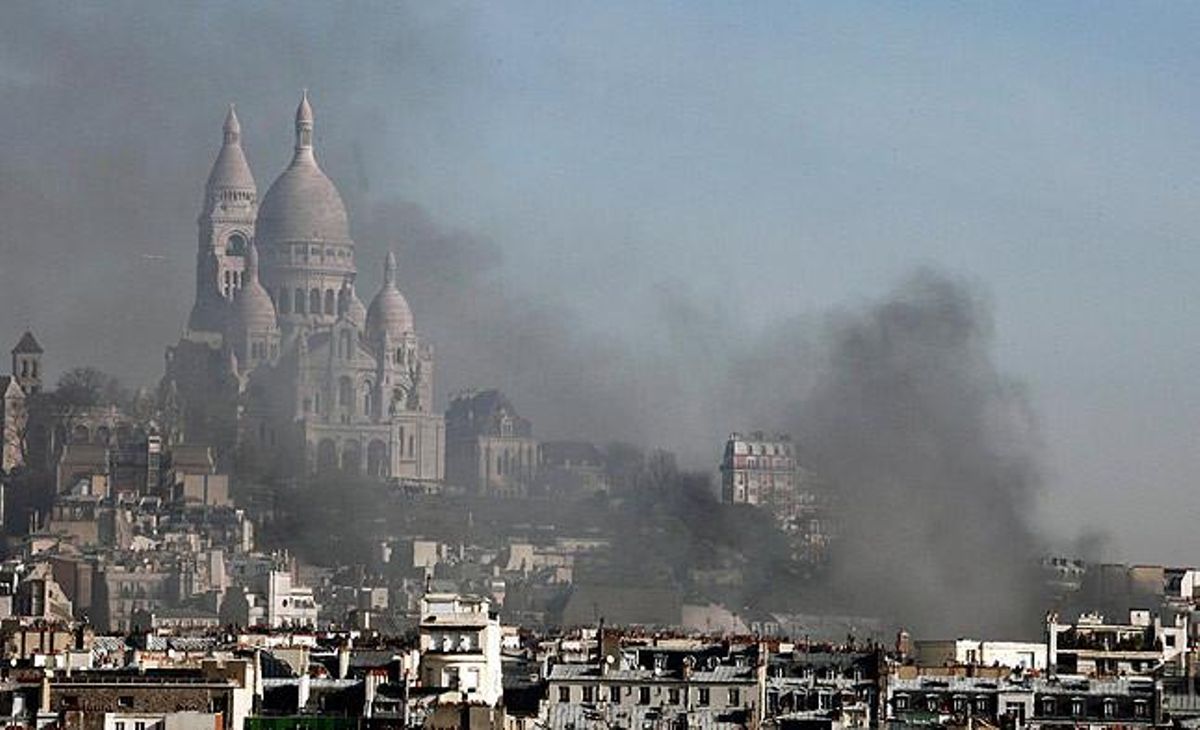 El fum surt des de la sala de concerts Elysee Montmartre, a prop de la basílica del Sagrat Cor, a París.