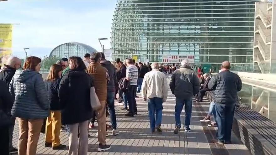 Largas colas para comprar coches en la Feria del Automóvil