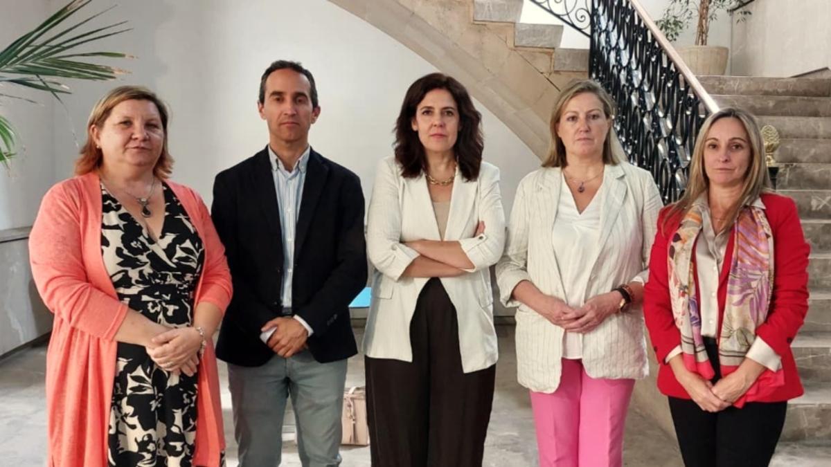 El secretario de Estado, junto a las representantes del Govern y los consells