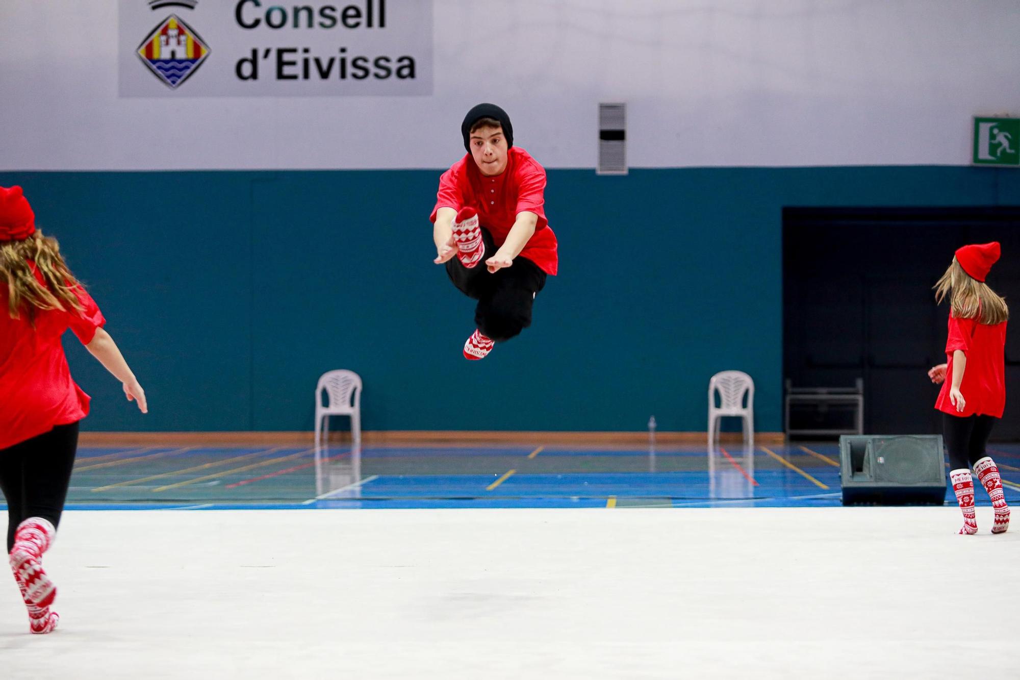 Mira aquí las imágenes de la gala de Navidad de gimnasia rítmica en Ibiza