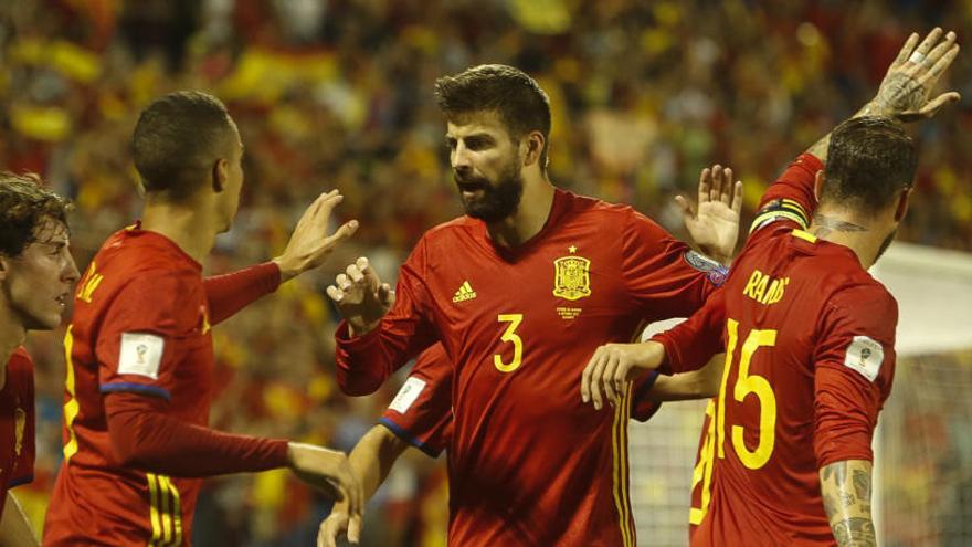 Varios jugadores celebran uno de los goles de España ante Albania en el Rico Pérez