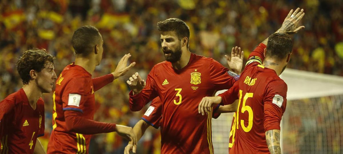 Varios jugadores celebran uno de los goles de España ante Albania en el Rico Pérez