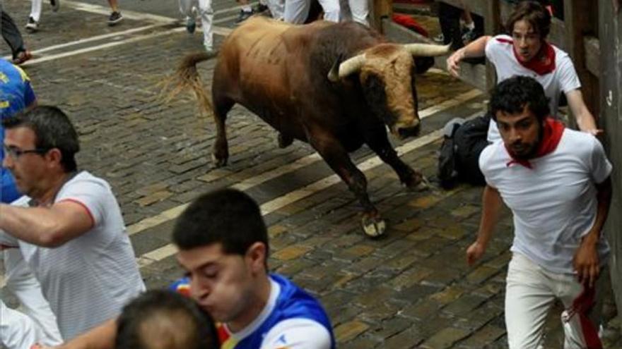 El toro &#039;Huracán&#039; protagoniza un tercer encierro vertiginoso