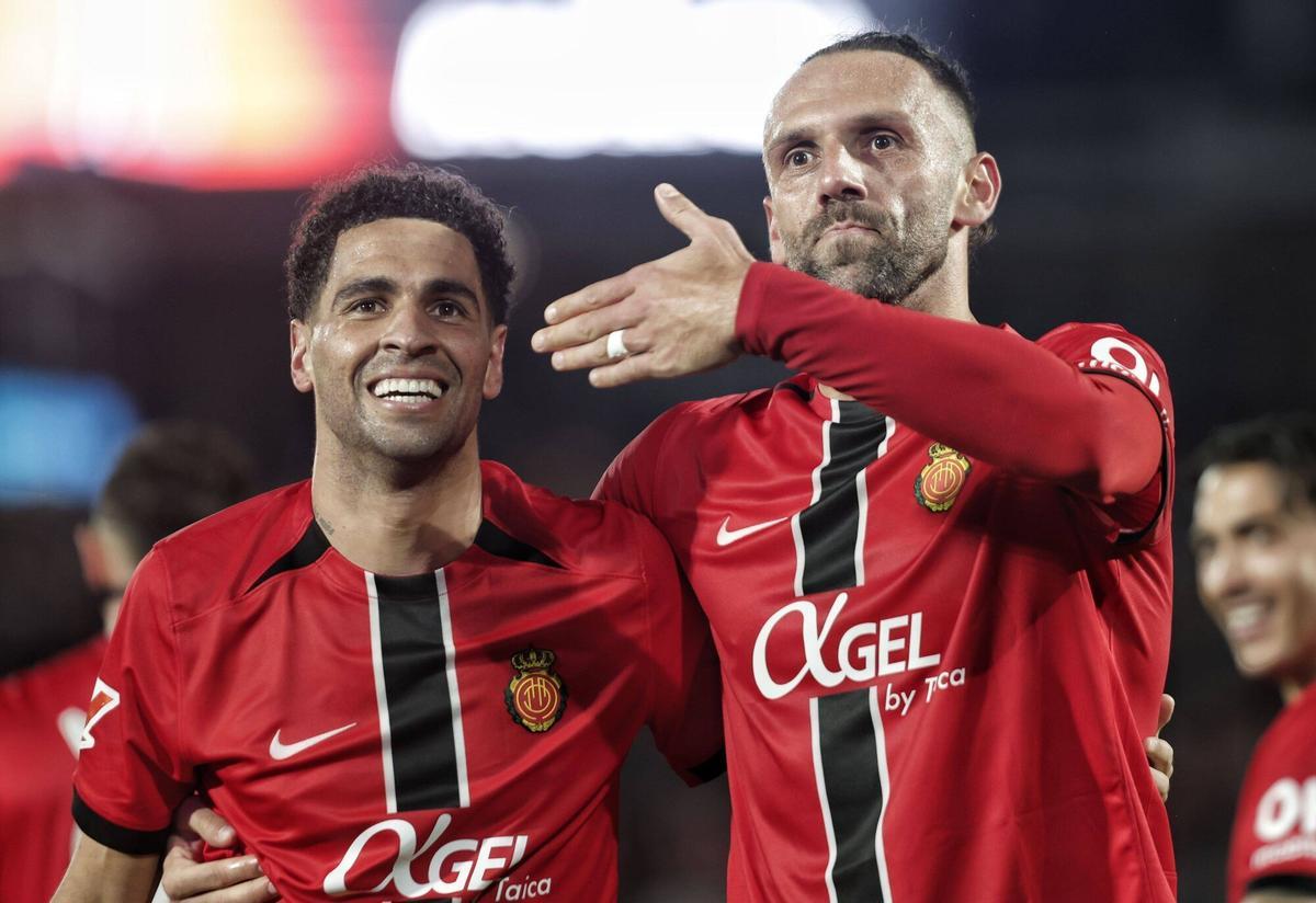 Muriqi y Mascarell celebran el 3-1 contra el Elche.