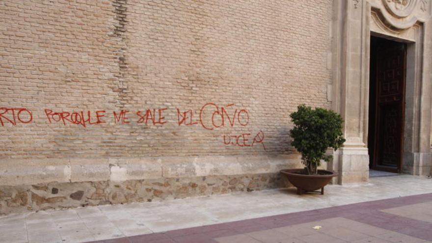 Pintada en la fachada del templo de San Nicolás, en Murcia.