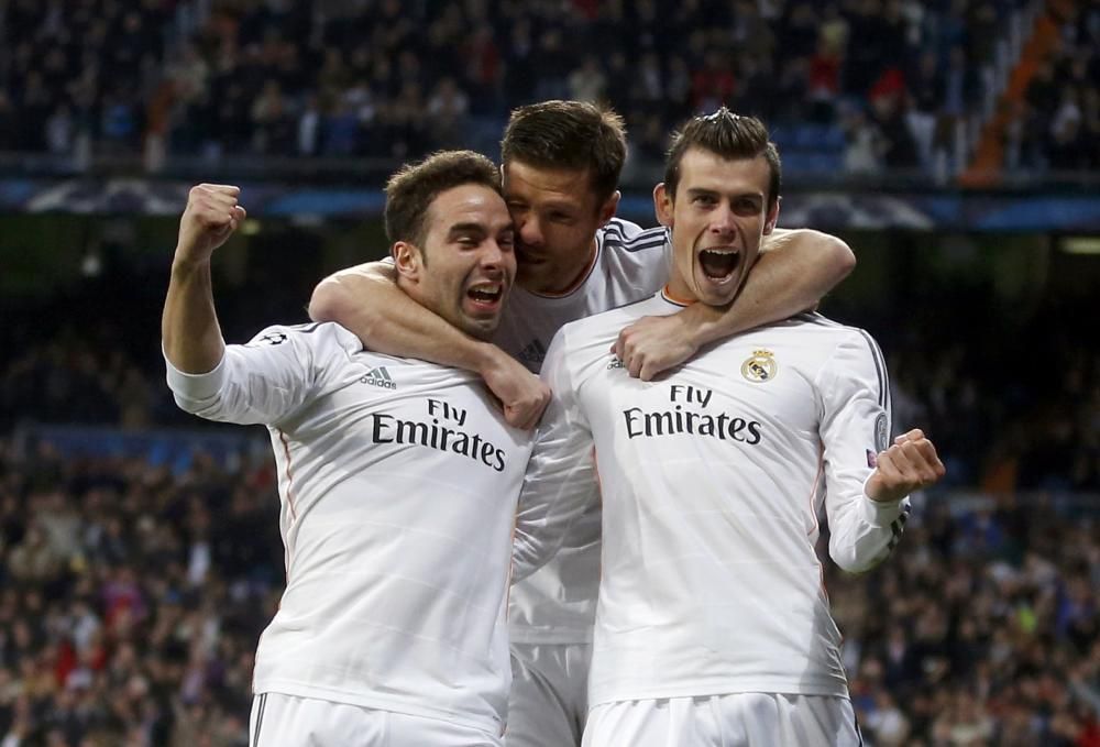 Real Madrid's Bale celebrates with teammates ...