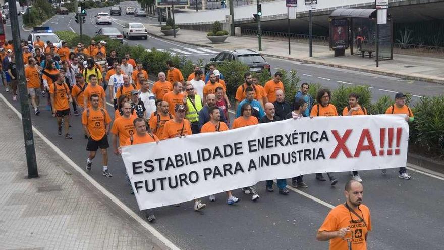 Trabajadores de la fábrica coruñesa de aluminios de Alcoa, en una manifestación en 2015