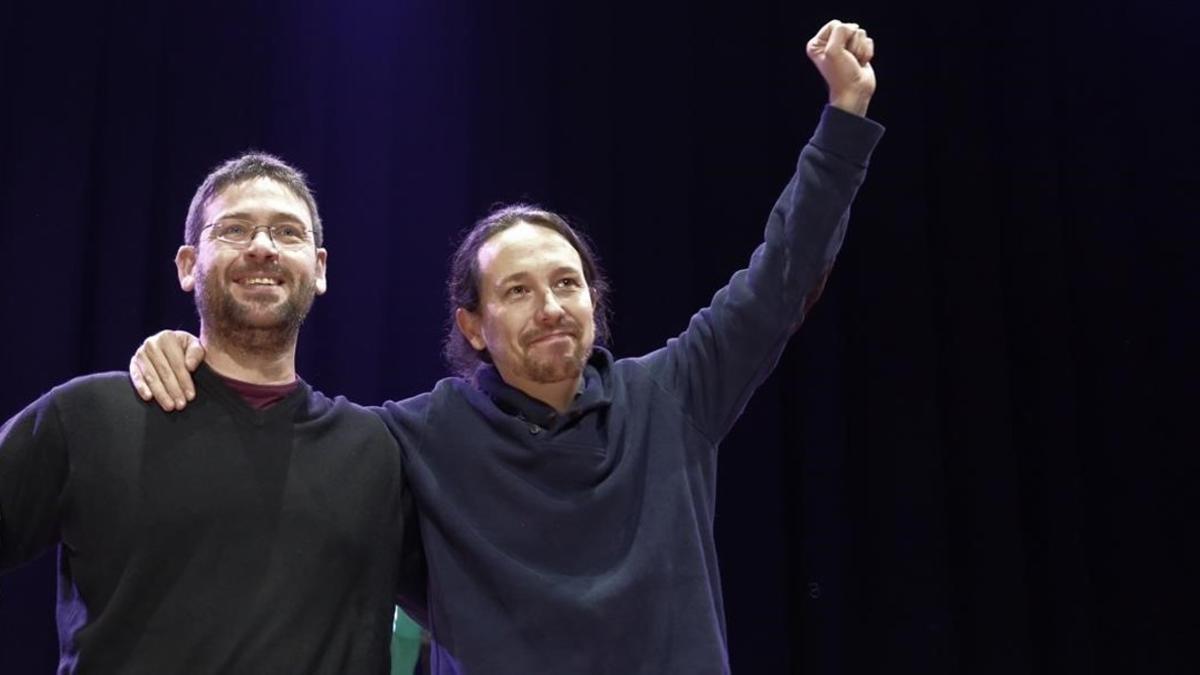 Pablo Iglesias aplaude a Albano Dante Fachin en un acto el pasado febrero en Sant Feliu de Llobregat.