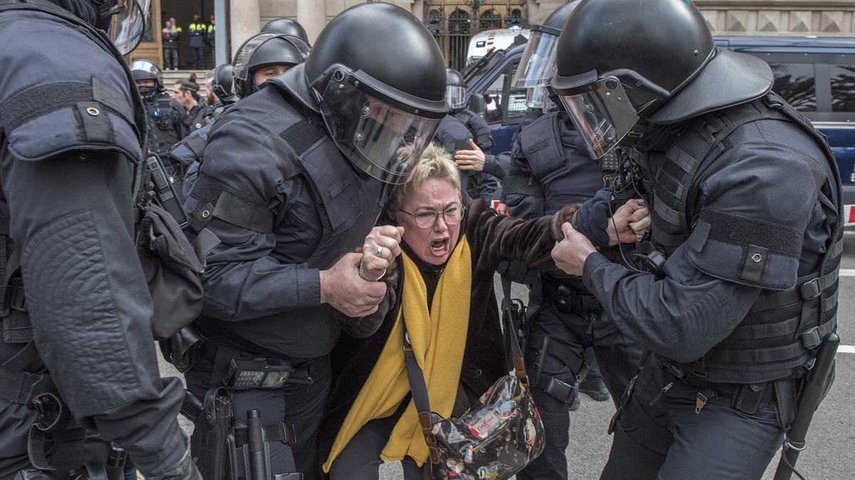 zentauroepp42278920 barcelona  23 02 2018 antidisturbios de los mossos desalojan180223120142