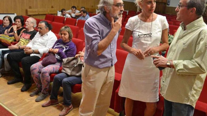 Llamero, Tobal y Posado conversando antes de comenzar la presentación del nuevo Círculo Podemos.