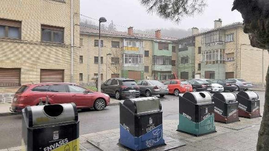 Contenedores de reciclaje instalados en Barredos.