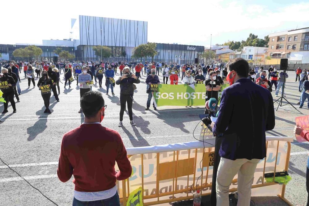 Hosteleros colapsan el centro de Lorca reclamando la apertura de sus negocios