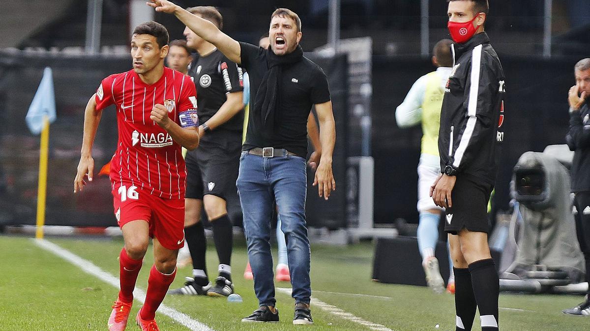 Eduardo Coudet da instrucciones a sus jugadores durante la visita del Sevilla a Balaídos. // RICARDO GROBAS