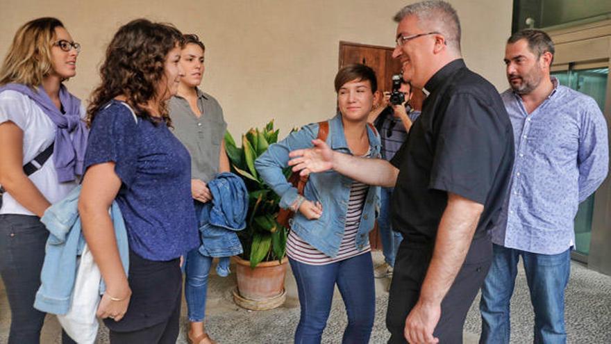 El provicario general, Nadal Bernat, recibe a los activistas que interrumpieron la misa en Sant Miquel