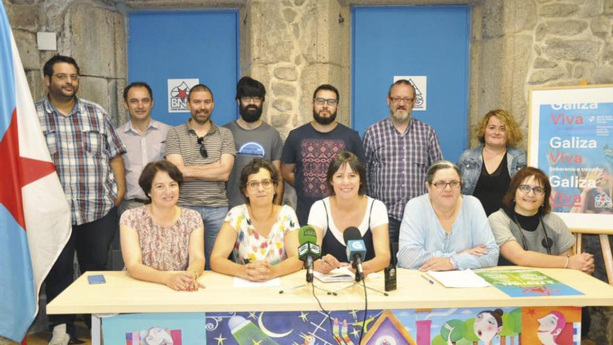 Pontón, en el centro, durante la presentación ayer en A Coruña de la campaña del BNG para el Día da Patria.