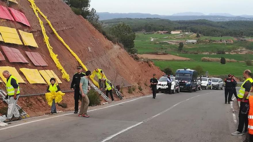 Una vintena d&#039;ultres s&#039;encaren a independentistes que volien arreglar l&#039;estelada de Castellnou