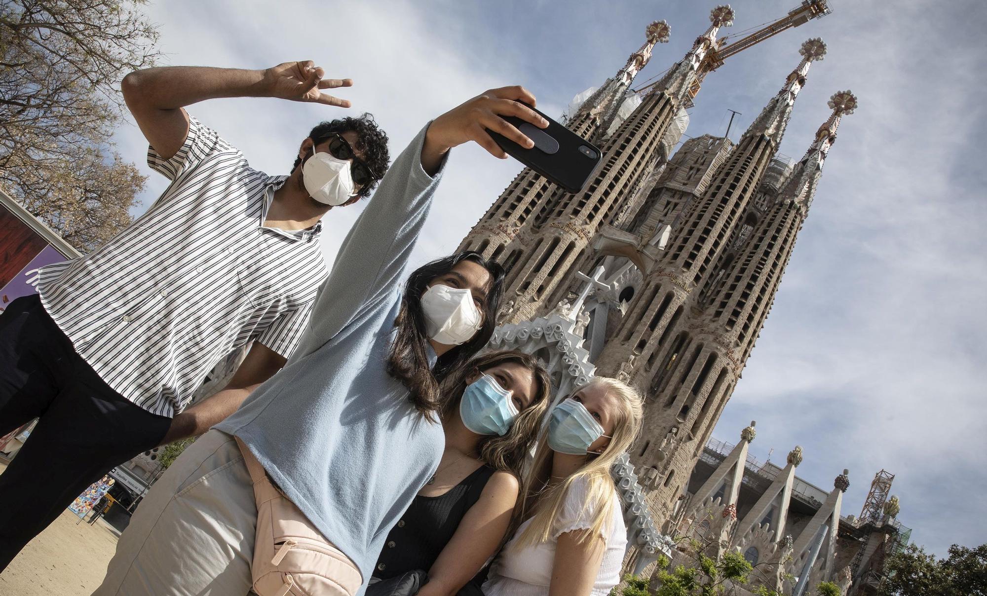 BARCELONA 03/05/2021  Pocos turistas todavía en los alrededores de la sagrada familia En la foto Saif, Afiya, Ivanna y Amelia,  un grupo de estadounidenses , que están estudiando en Viena , de visita en Barcelona FOTO de FERRAN NADEU