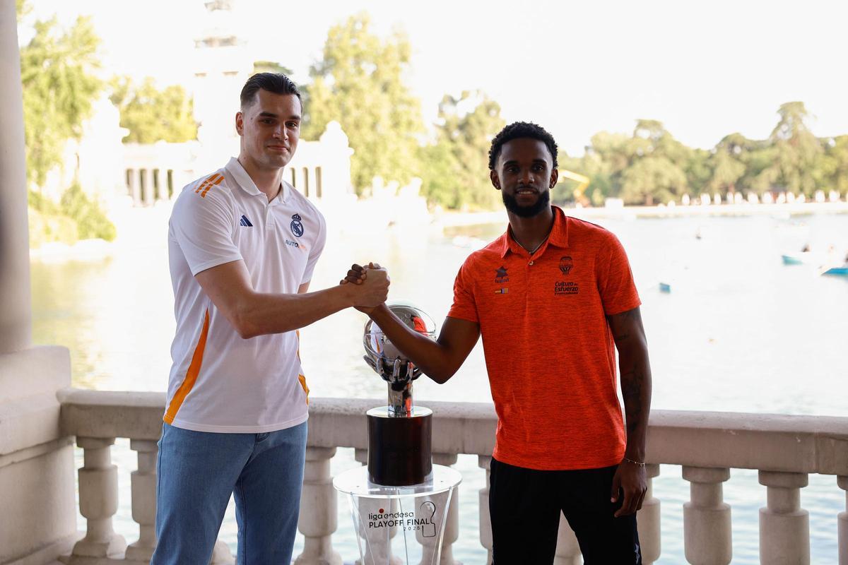 Mario Hezonja y Jean Montero posan junto al trofeo de la Liga Endesa