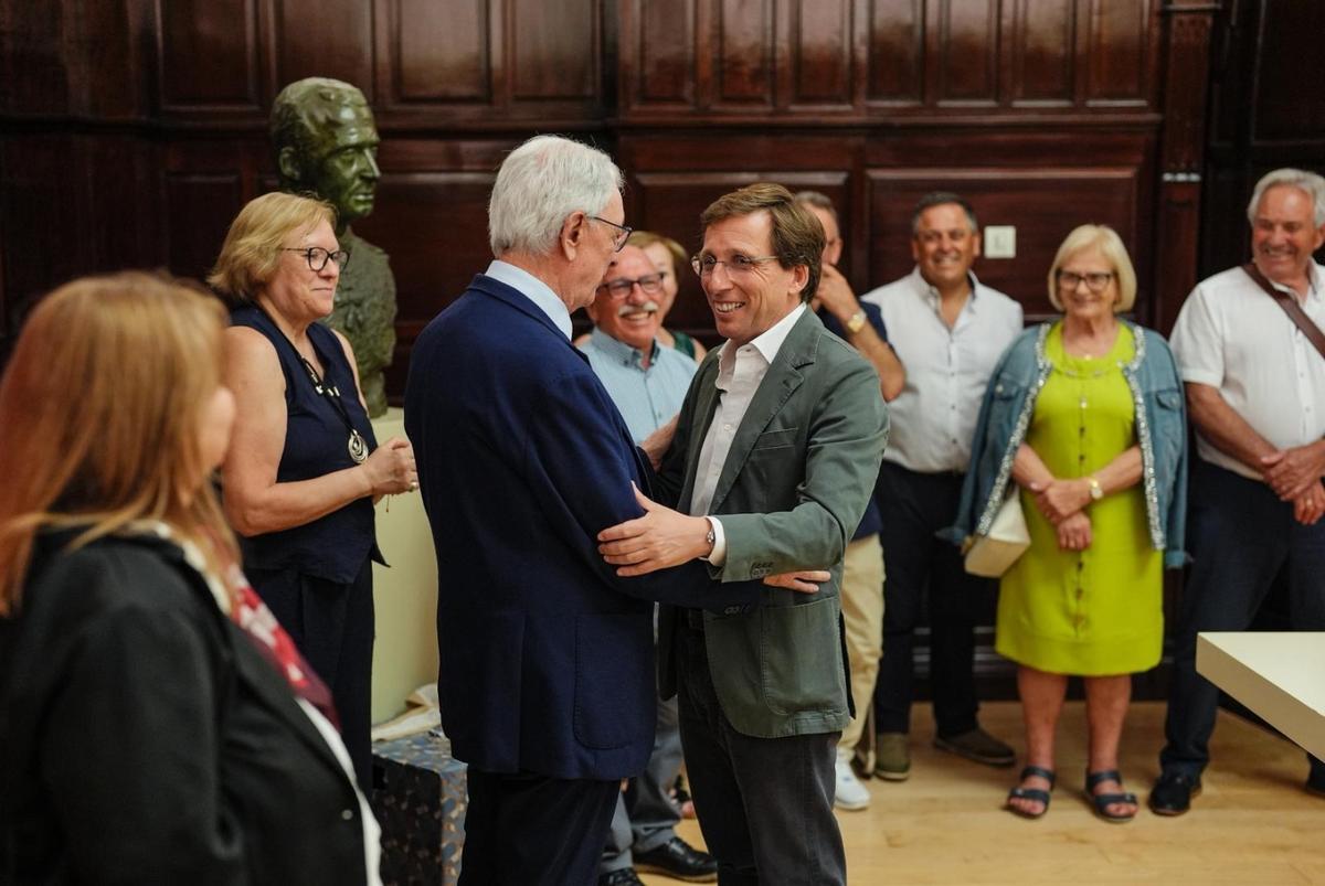 El Concello de Valga viajó a Madrid con su Belén Artesanal bajo el brazo para reunirse con Martínez-Almeida.