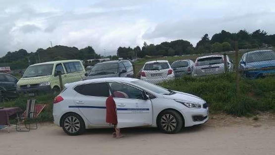 Vehículo del Principado aparcado el martes en una playa de Llanes.