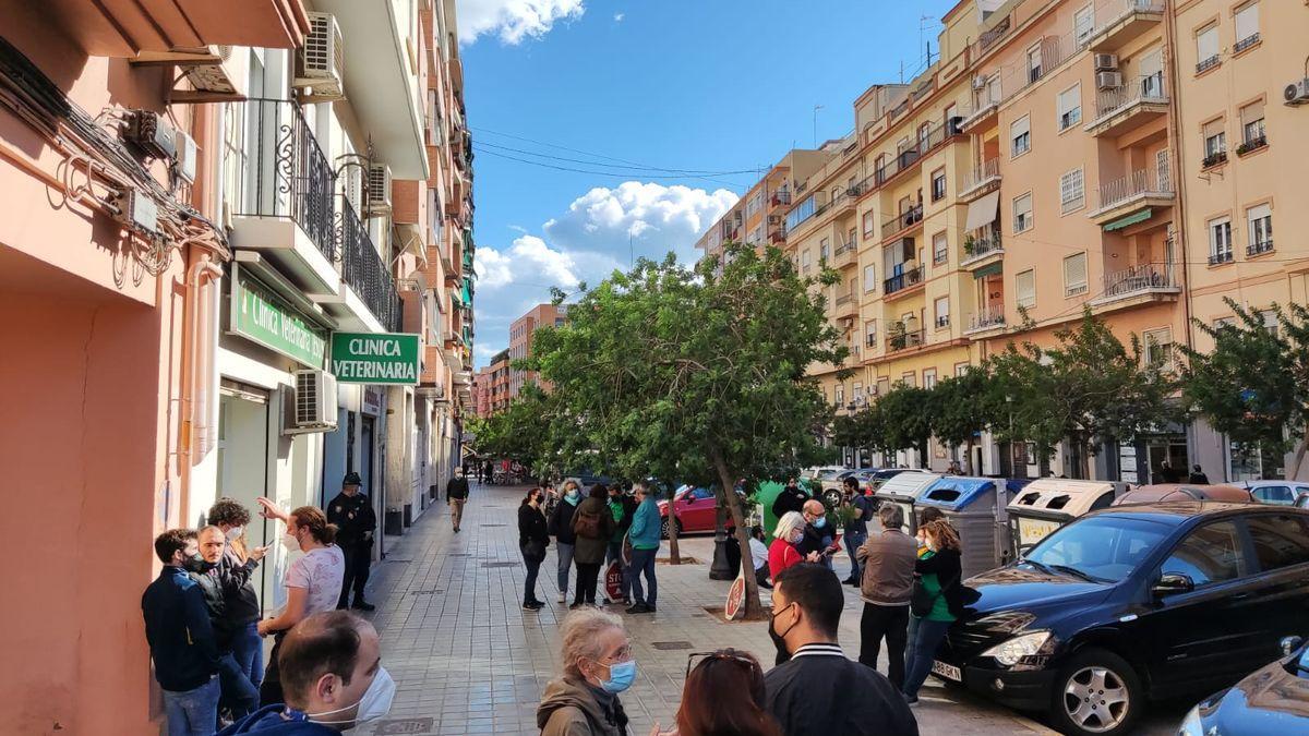 Varios activistas de la PAH apostados en la calle donde finalmente no se ha producido el desahucio .