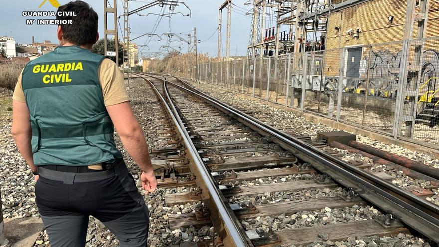 La Guardia Civil detiene a dos personas por hurto de cable de cobre de la línea ferroviaria Tardienta-Lleida.