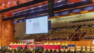 Trescientos futuros médicos celebran con una 'guardia' festiva su graduación en Santiago