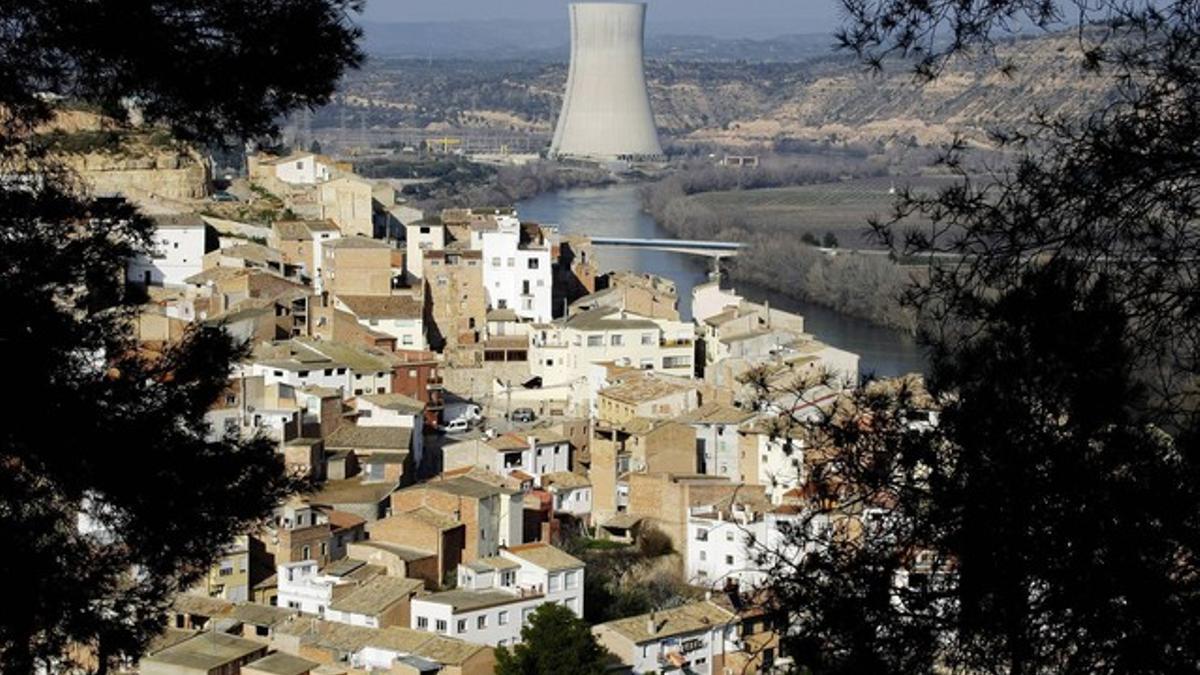Imagen del municipio tarragonés de Ascó con la central nuclear al fondo.